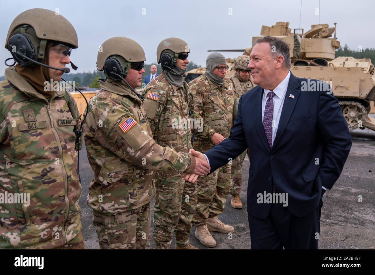 Grafenwoehr, Germania. 07 Novembre, 2019. Stati Uniti Il segretario di Stato Mike Pompeo saluta U.S. I soldati dell esercito presso la NATO Grafenwoehr Training Center Novembre 7, 2019 in Grafenwoehr, Germania. Pompeo è servito come un serbatoio comandante dell esercito 2° reggimento di cavalleria in Germania nel 1986. Credito: Ron Przysucha/Dipartimento di Stato/Alamy Live News Foto Stock