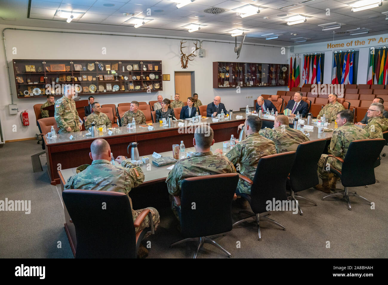 Grafenwoehr, Germania. 07 Novembre, 2019. Stati Uniti Il segretario di Stato Mike Pompeo soddisfa con U.S. La leadership dell'esercito presso la NATO Grafenwoehr Training Center Novembre 7, 2019 in Grafenwoehr, Germania. Pompeo è servito come un serbatoio comandante dell esercito 2° reggimento di cavalleria in Germania nel 1986. Credito: Ron Przysucha/Dipartimento di Stato/Alamy Live News Foto Stock