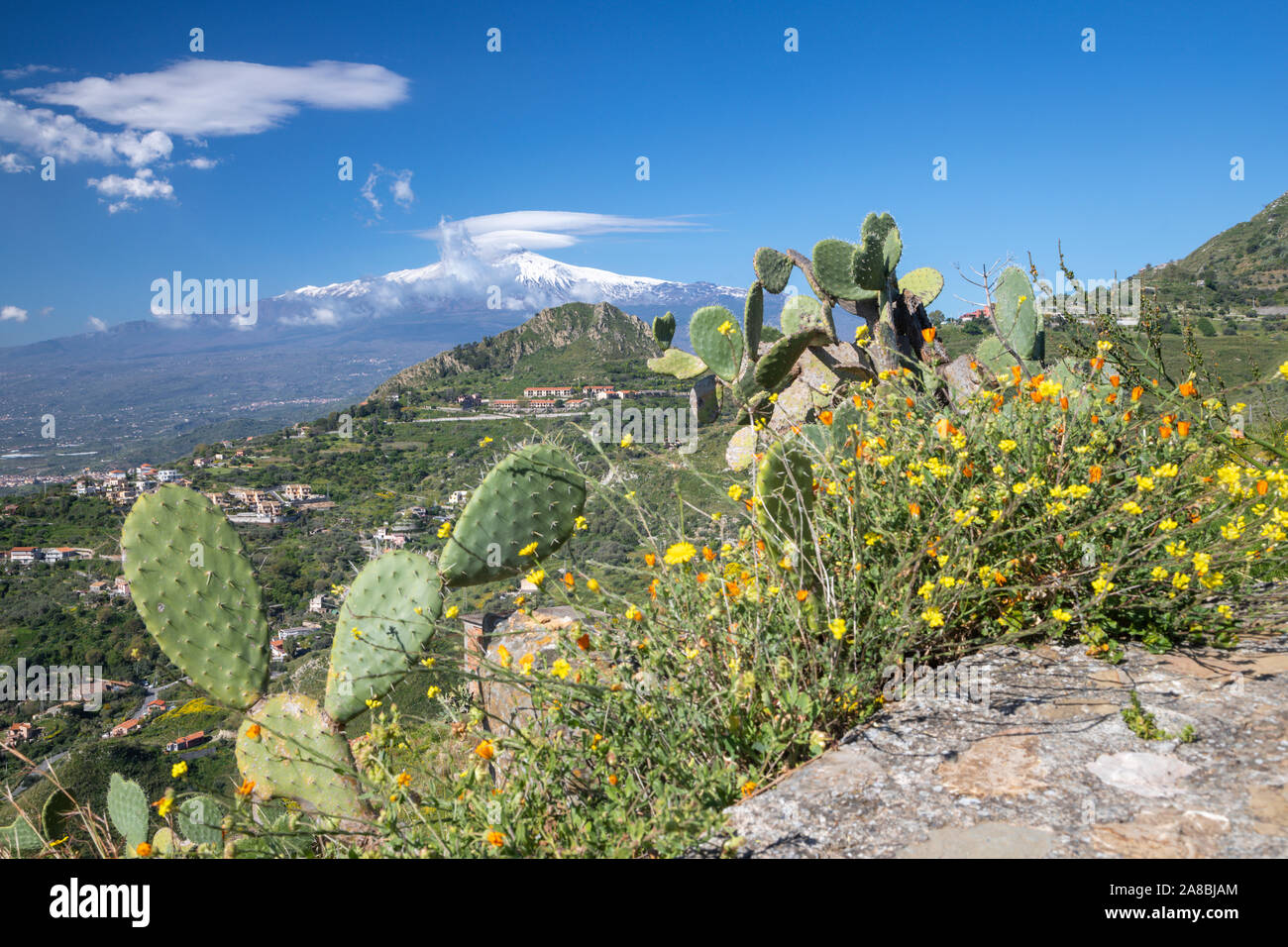 Taormina - Il percorso tra la molla fiori mediterranei e il Mt. Il vulcano Etna. Foto Stock