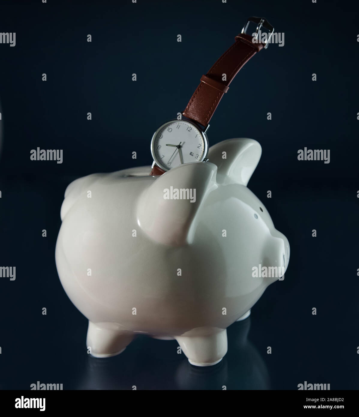 L'orologio rappresenta il tempo che si vuole risparmiare. Il tempo è denaro. Tasto basso. Foto Stock