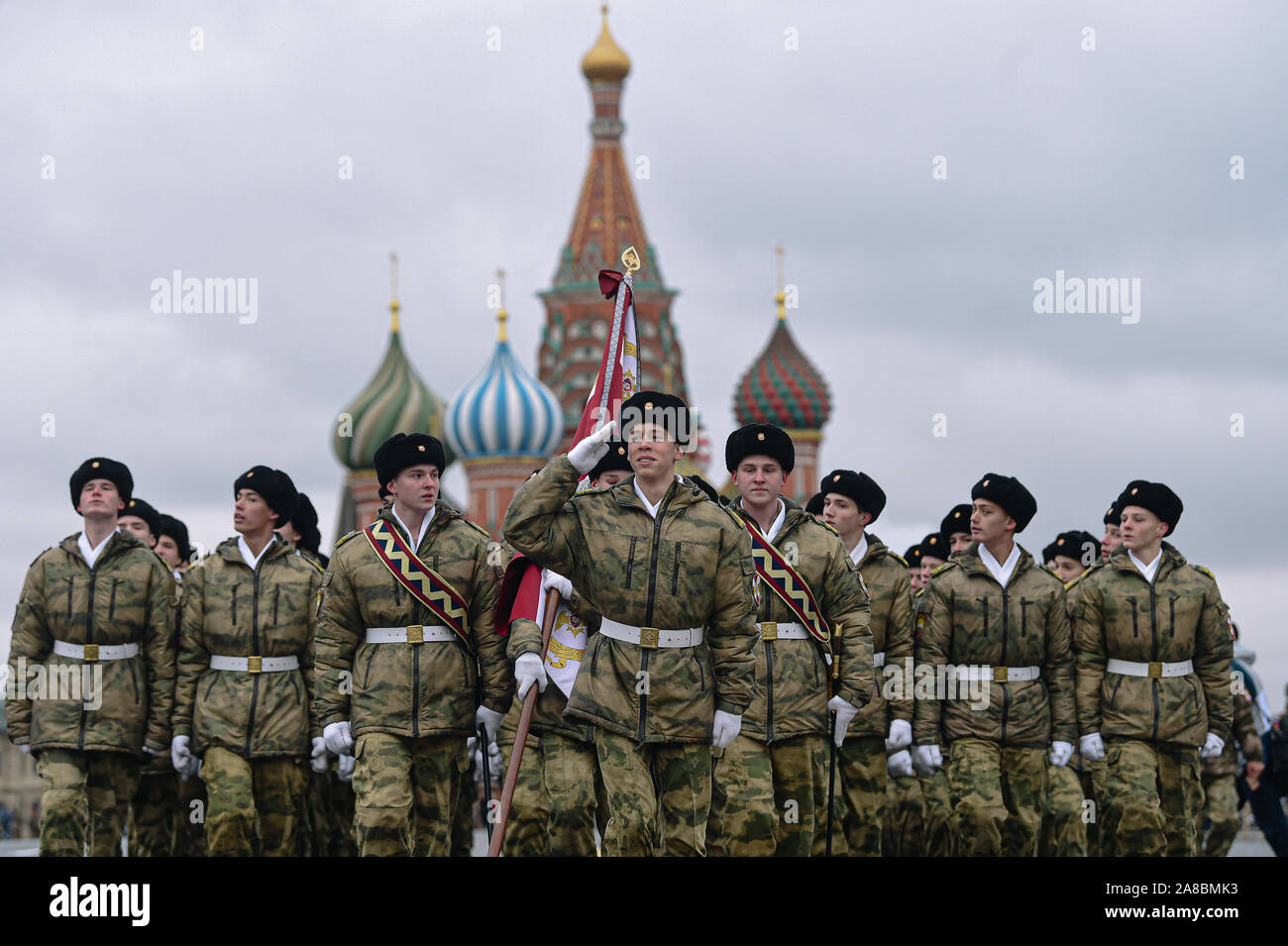 Pechino. 7 Nov, 1941. Soldati russi partecipano a una parata sulla Piazza Rossa di Mosca, Russia, nov. 7, 2019, per contrassegnare il 78o anniversario della leggendaria parata militare nel 1941. Il nov. 7, 1941 parade si è svolta dopo la Russia ha aderito la II Guerra Mondiale e volto a sollevare il morale come nazista le forze tedesche si avvicinò a Mosca. Le truppe di frequentare la parata capo direttamente al frontline al di fuori Mosca dopo la parata. Credito: Evgeny Sinitsyn/Xinhua/Alamy Live News Foto Stock