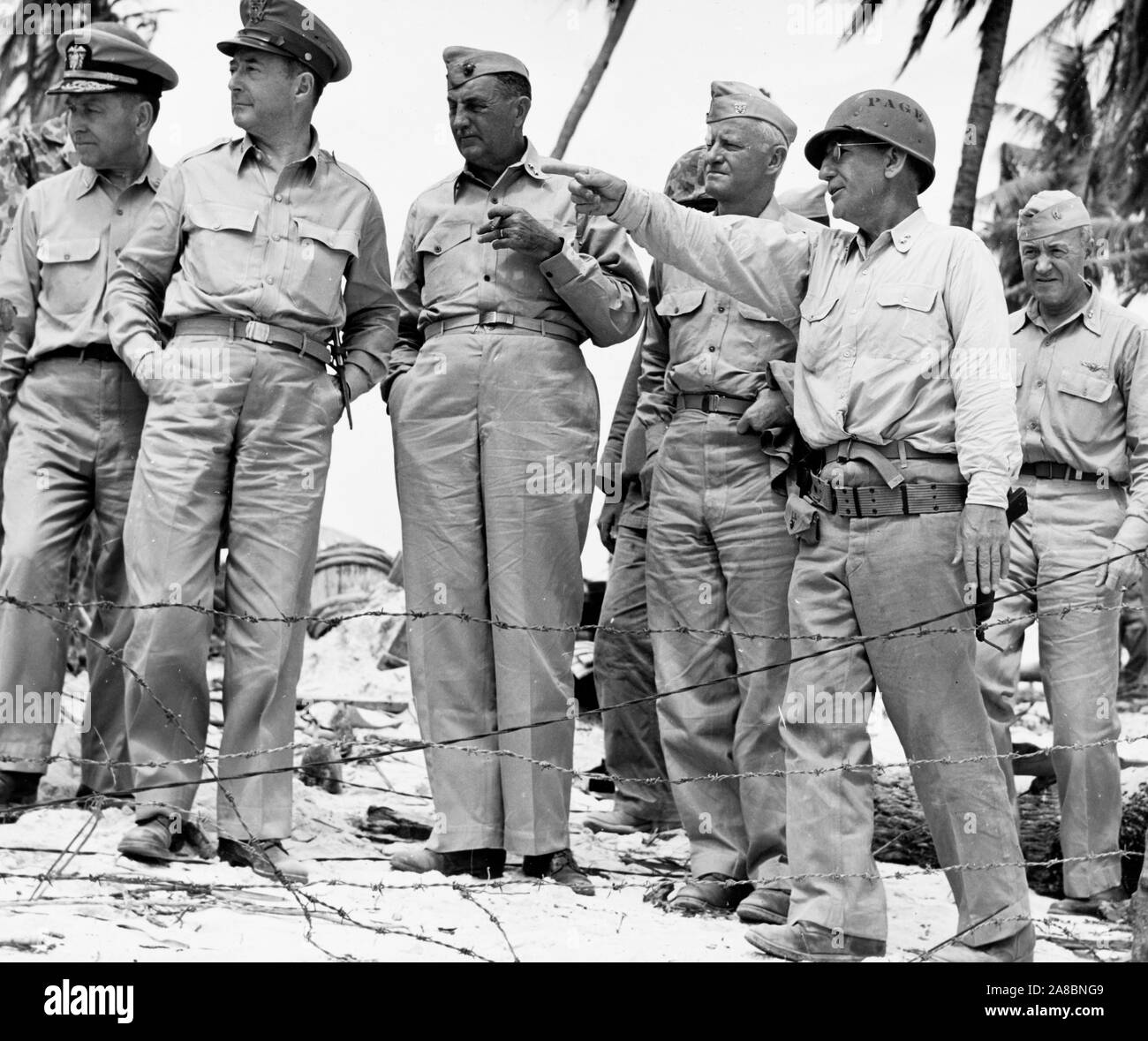 Esercito, Marina e ufficiali di marina si affacciano danno a Tarawa dopo l'isola è stata presa. L a R Lt. Gen Richardson (tasca) Maj Gen Chas prezzo, ADM Nimitz, il Mag. Gen Julian Smith Foto Stock