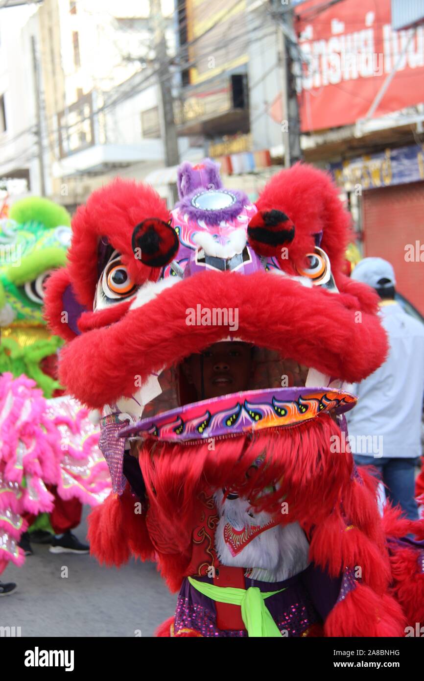 Drago Cinese processione di danza Roi Et, Thailandia Foto Stock