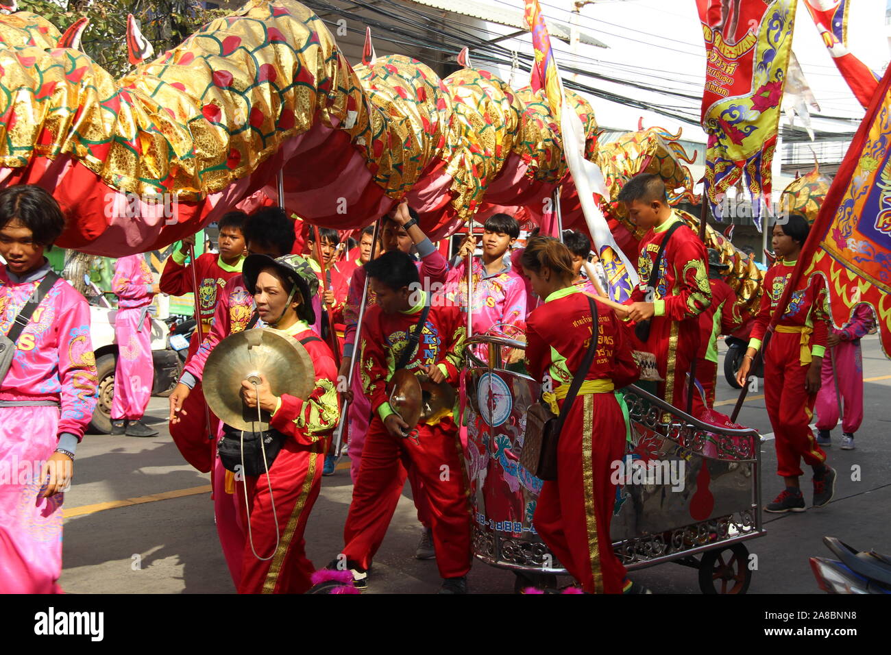 Drago Cinese processione di danza Roi Et, Thailandia Foto Stock