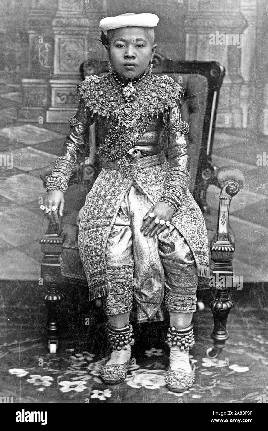 Il principe di Thailandia, ritratto a figura intera, seduto, rivolto verso la parte anteriore. 1890-1910 Foto Stock