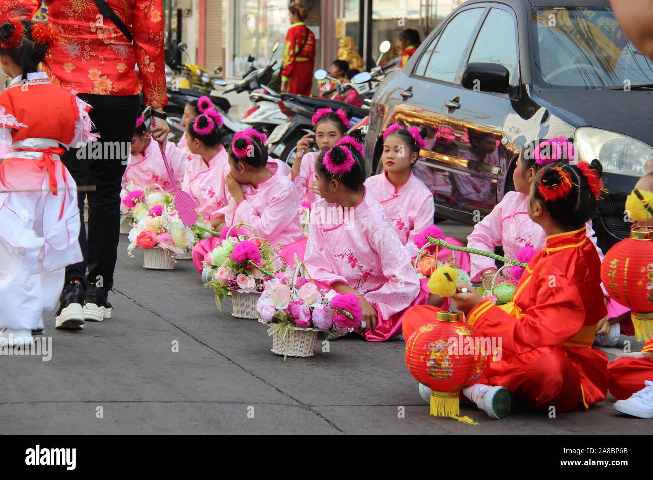 Drago Cinese processione di danza Roi Et, Thailandia Foto Stock