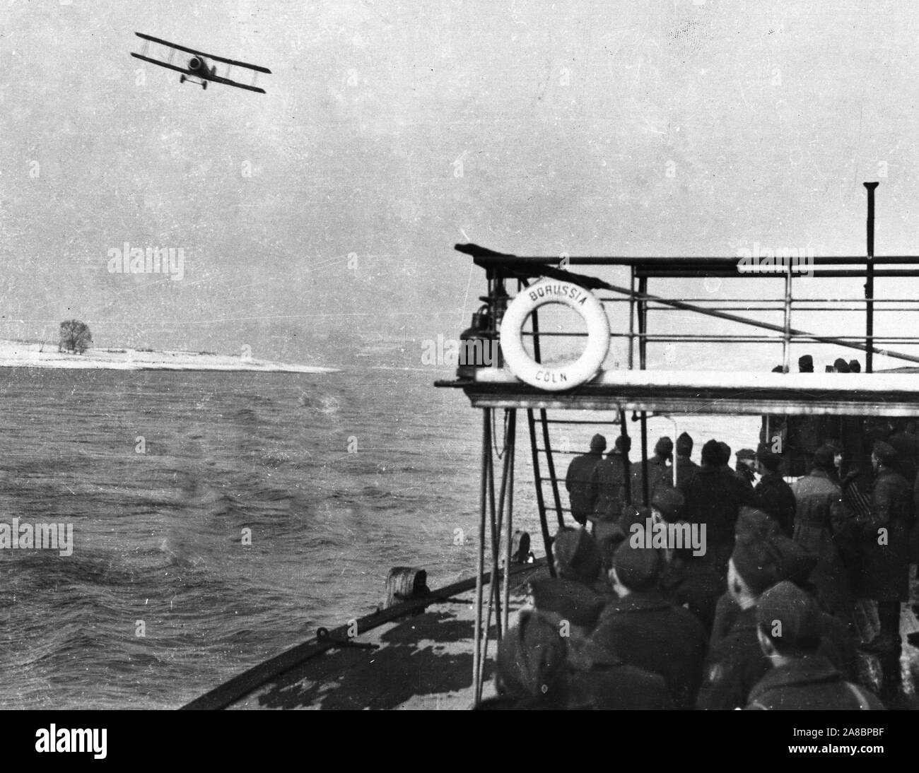 Esercito di occupazione - MILITARI USA godere di escursioni sul Reno. U.S. aviatore volare al di sopra di un sistema di cottura a vapore sul Reno riempiti con i soldati degli Stati Uniti che stanno godendo di un'escursione Foto Stock