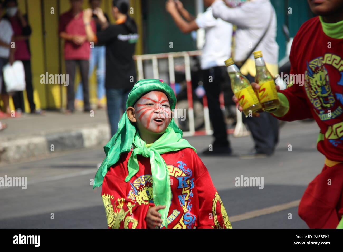 Drago Cinese processione di danza Roi Et, Thailandia Foto Stock