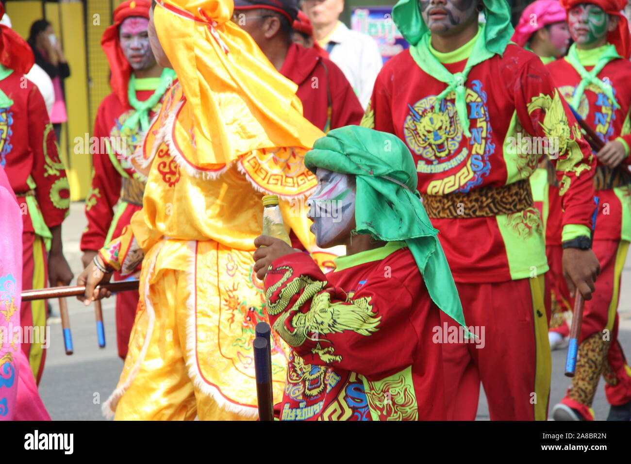 Drago Cinese processione di danza Roi Et, Thailandia Foto Stock