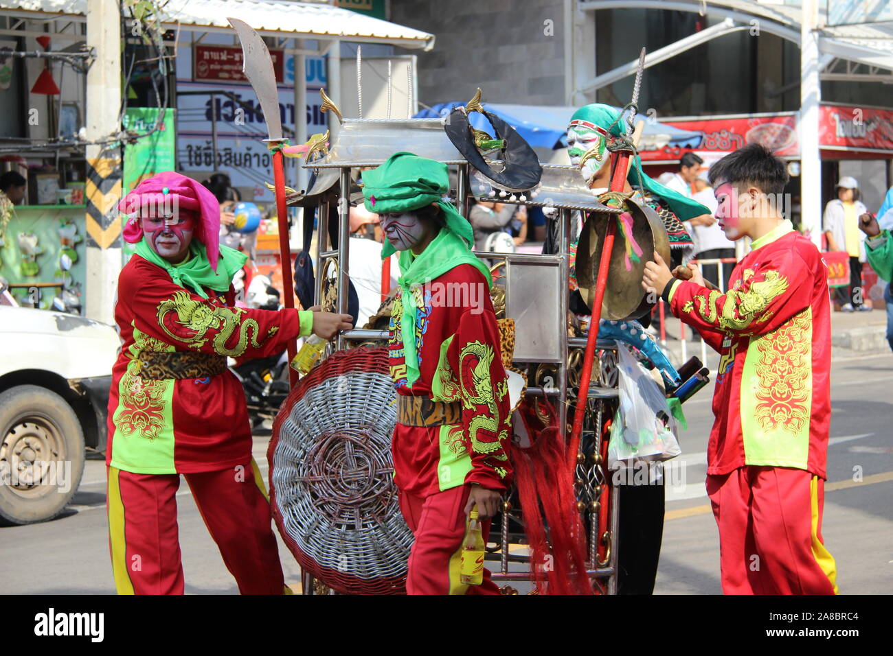 Drago Cinese processione di danza Roi Et, Thailandia Foto Stock