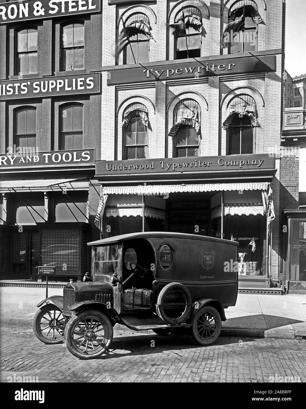 Macchina da scrivere Underwood Società esterne con carrello parcheggiato all'esterno in via ca. inizio novecento Foto Stock