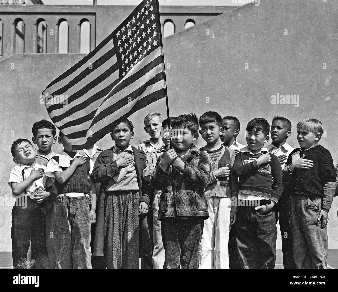 San Francisco, California. Bandiera di allegiance pegno a Raphael Weill Public School, Geary e Buchanan strade 4/20/1942 Foto Stock