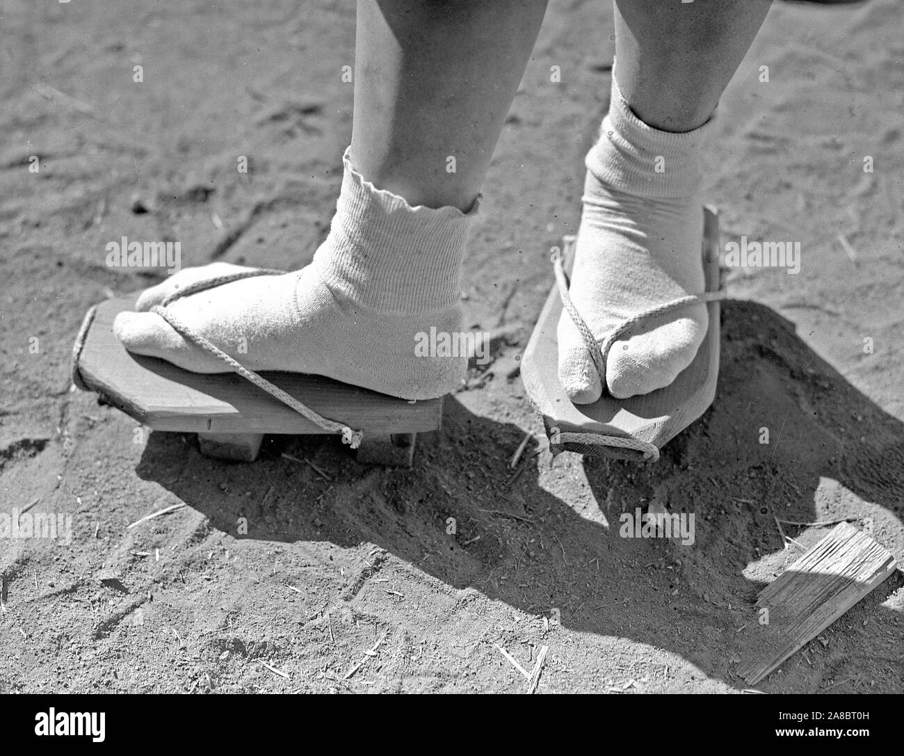 Manzanar Relocation Center, Manzanar, California. Close-up di geta, stilt-come sandali, che sono specialmente utili in polvere 4/2/1942 Foto Stock