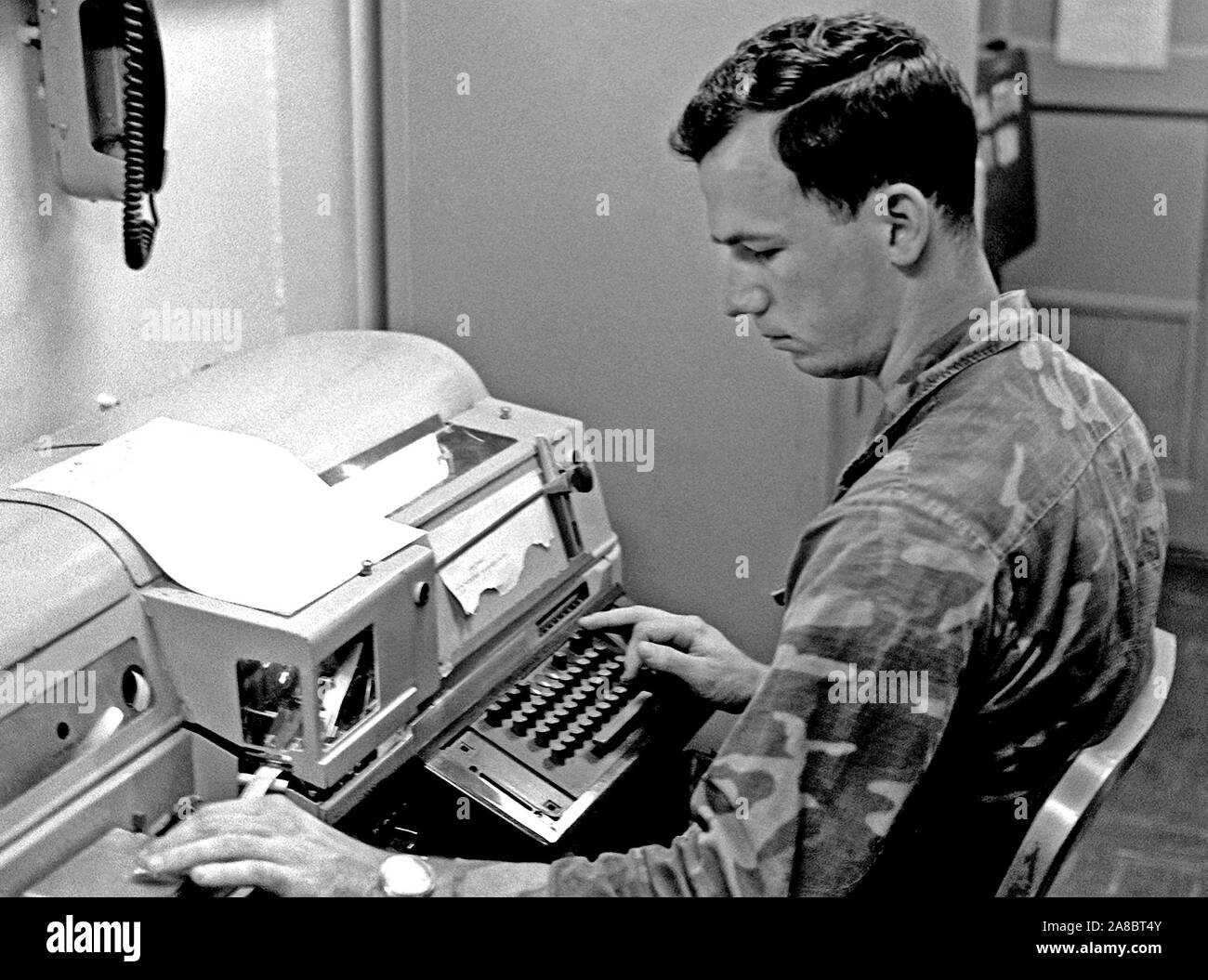 1979 - Un Marine teletype operatore mette in lunghe ore di invio e ricezione di messaggi per la trentaduesima Marine unità anfibie. Foto Stock