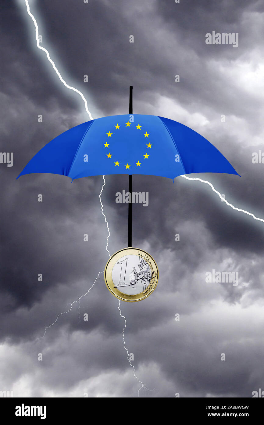 Euro-Rettungsschirm, dient dem Schutz der Waehrung vor Krisen, Gewitter, Blitz, Regenwolken Foto Stock
