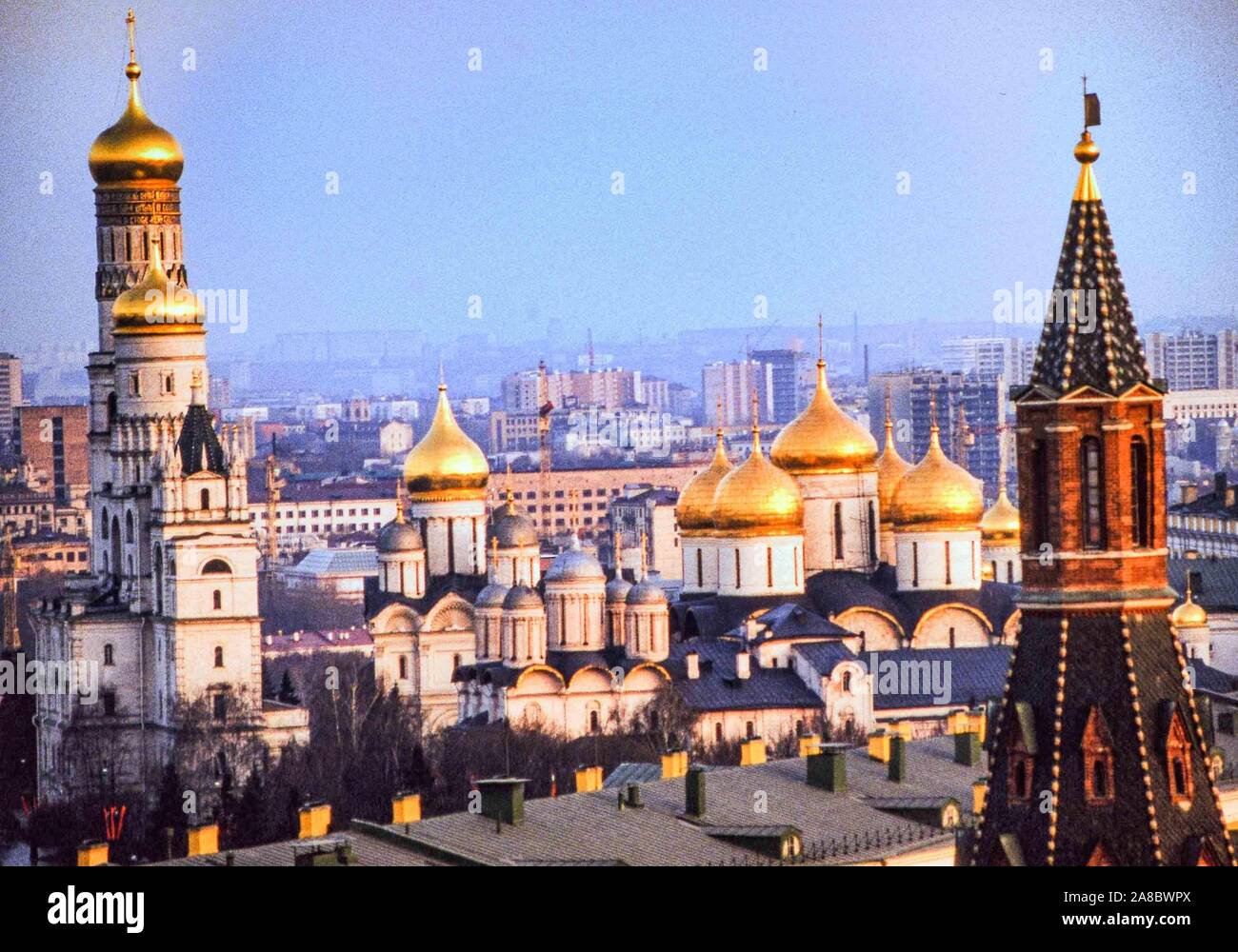 Mosca, Russia. Il 3 maggio, 1988. Viste attraverso le pareti del Cremlino, a sinistra si trova la storica di Ivan il grande campanile, il più alto La torre del Cremlino. Costruito nel 1508 su piazza del Duomo per i tre Ortodossi russi cattedrali senza loro campanili---l'assunzione (il più vicino alla torre), Arcangelo e l'Annunciazione. Essi sono una parte del Cremlino di Mosca musei. A destra è una torre del Cremlino pareti. Piazza della Cattedrale del Cremlino è popolare con i turisti. Credito: Arnold Drapkin/ZUMA filo/Alamy Live News Foto Stock