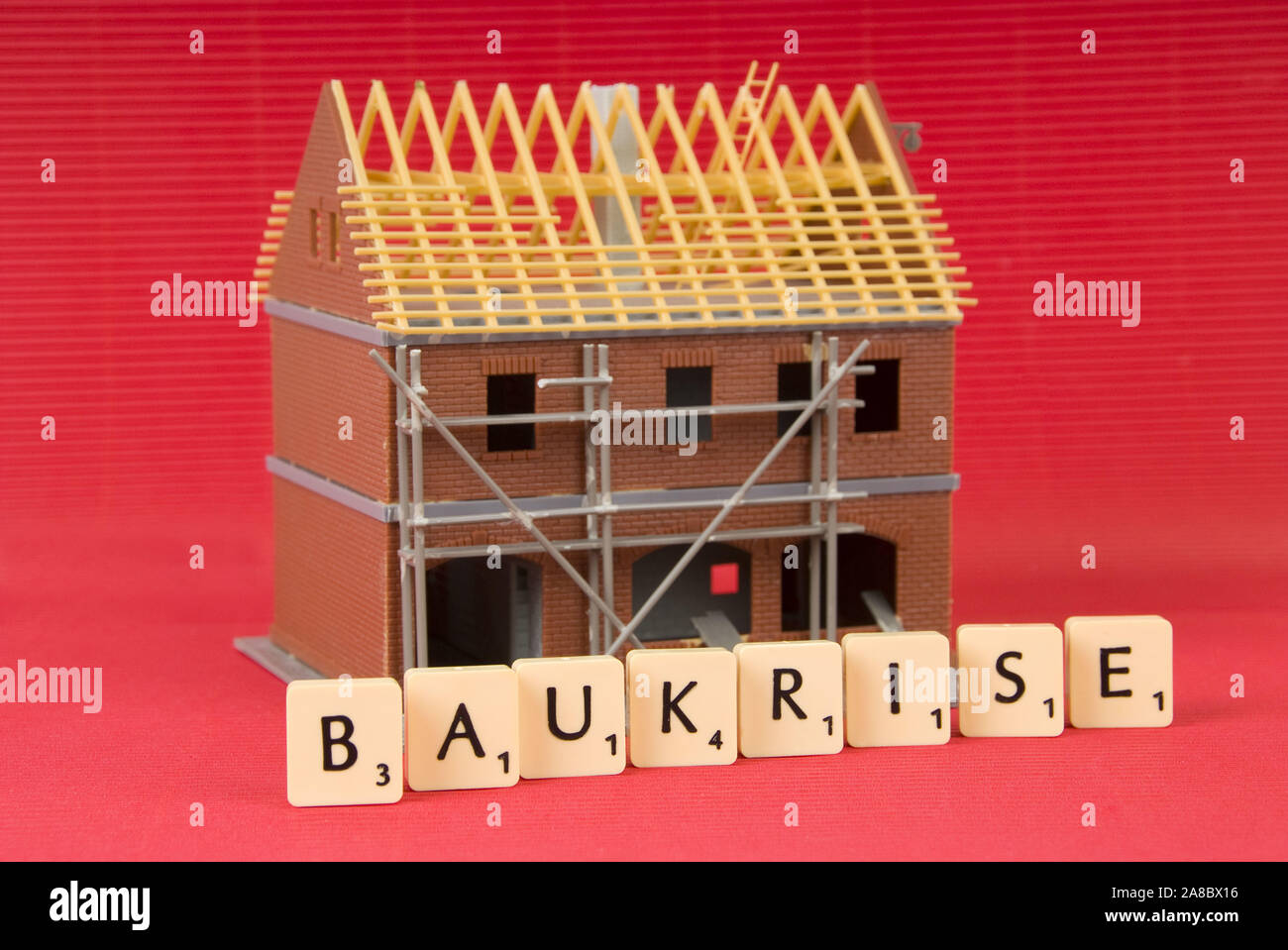 Symbolfoto Baukrise, mezza fertiges Einfamilienhaus, Modell, Foto Stock