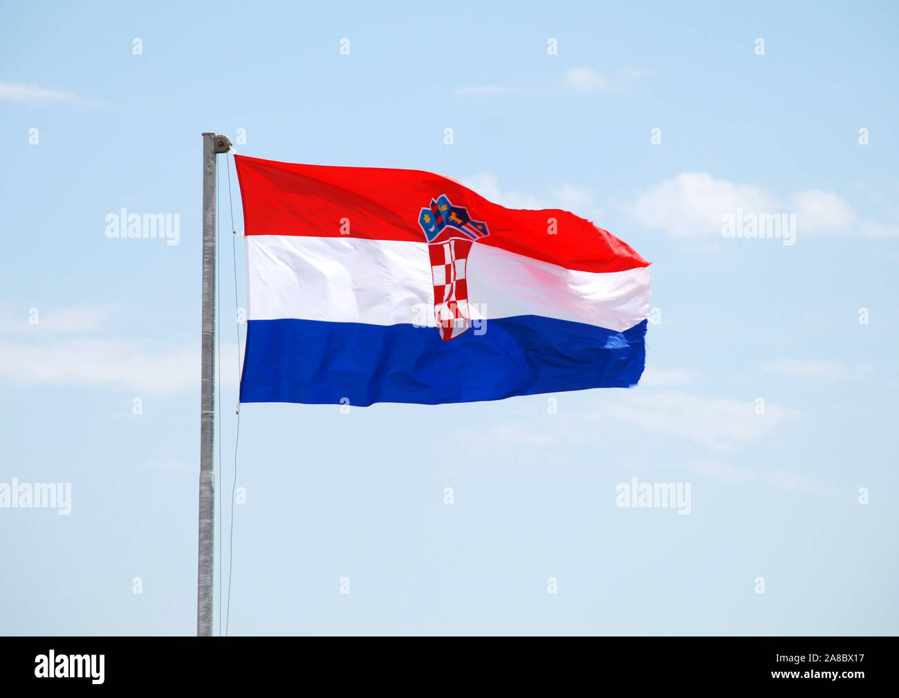 Kroatische Flagge, Fahne, Nationalfahne, Flaggenmast, blauer Himmel, Foto Stock