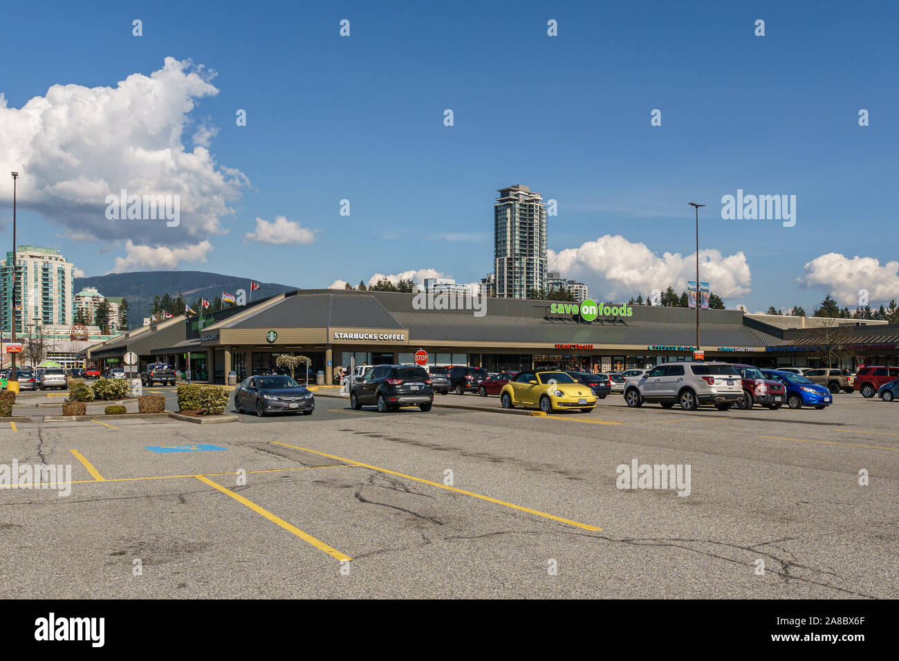 COQUITLAM, Canada - 31 Marzo 2019: Centro commerciale per lo shopping nel centro città con i suoi negozi banche e parcheggi. Foto Stock