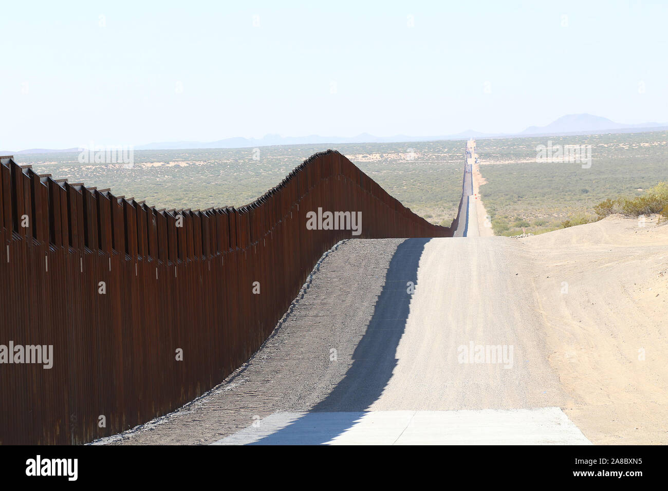 Un U.S. Esercito di ingegneri Task Force contraente barriera continua a lavorare su miglia di acciaio bollard pannelli barriera vicino al Columbus, N.M., Ottobre 29, 2019. USACE è fornire direzione e supervisione del Dipartimento della Difesa (DoD)-finanziato la costruzione della barriera di progetti di sistema lungo il confine sud-ovest. Questi progetti sono in corso di esecuzione da USACE, come diretto attraverso gli Stati Uniti Esercito dal Segretario della Difesa, in risposta al Dipartimento di Sicurezza della richiesta di assistenza per proteggere gli Stati Uniti frontiera meridionale bloccando i trafficanti di droga nei corridoi attraverso la costruzione di strade Foto Stock