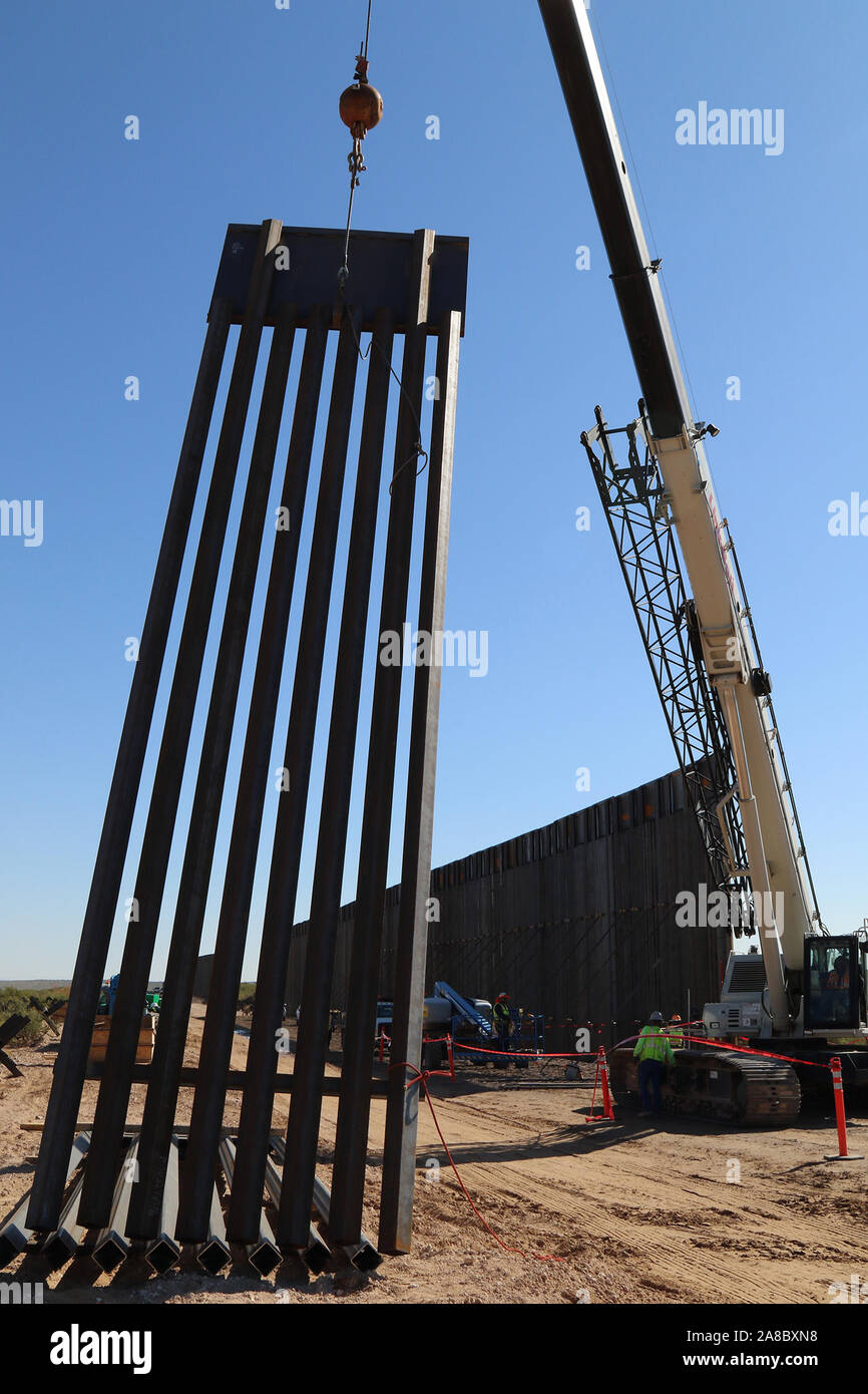 Un U.S. Esercito di ingegneri Task Force contraente barriera di paranchi di sollevamento un acciaio bollard pannello barriera vicino al Columbus, N.M., Ottobre 29, 2019 in preparazione per allineamento e posizionamento di calcestruzzo. USACE è fornire direzione e supervisione del Dipartimento della Difesa (DoD)-finanziato la costruzione della barriera di progetti di sistema lungo il confine sud-ovest. Questi progetti sono in corso di esecuzione da USACE, come diretto attraverso gli Stati Uniti Esercito dal Segretario della Difesa, in risposta al Dipartimento di Sicurezza della richiesta di assistenza per proteggere gli Stati Uniti frontiera meridionale bloccando i trafficanti di droga nei corridoi Foto Stock