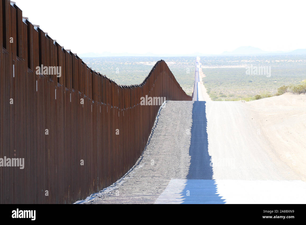 Un U.S. Esercito di ingegneri Task Force contraente barriera continua a lavorare su miglia di acciaio bollard pannelli barriera vicino al Columbus, N.M., Ottobre 29, 2019. USACE è fornire direzione e supervisione del Dipartimento della Difesa (DoD)-finanziato la costruzione della barriera di progetti di sistema lungo il confine sud-ovest. Questi progetti sono in corso di esecuzione da USACE, come diretto attraverso gli Stati Uniti Esercito dal Segretario della Difesa, in risposta al Dipartimento di Sicurezza della richiesta di assistenza per proteggere gli Stati Uniti frontiera meridionale bloccando i trafficanti di droga nei corridoi attraverso la costruzione di strade Foto Stock