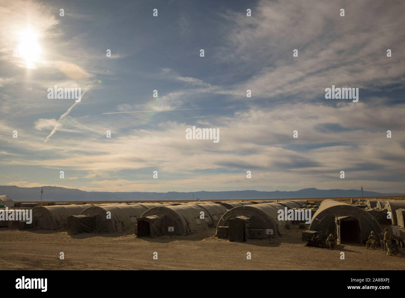 Il 148-letto 586th ospedale da campo scompostamente al di sotto della California del nord sun presso la U.S. Forze armate il comando di emergenza medica Deployment Readiness esercizio in Sierra Army Depot nov. 5, 2019. 586Th ospedale da campo è stata aumentata mediante più medical distacchi dal attraverso gli Stati Uniti per questo esercizio. (U.S. Foto dell'esercito da Staff Sgt. Adrian Patoka, 22 Mobile degli affari pubblici distacco) Foto Stock