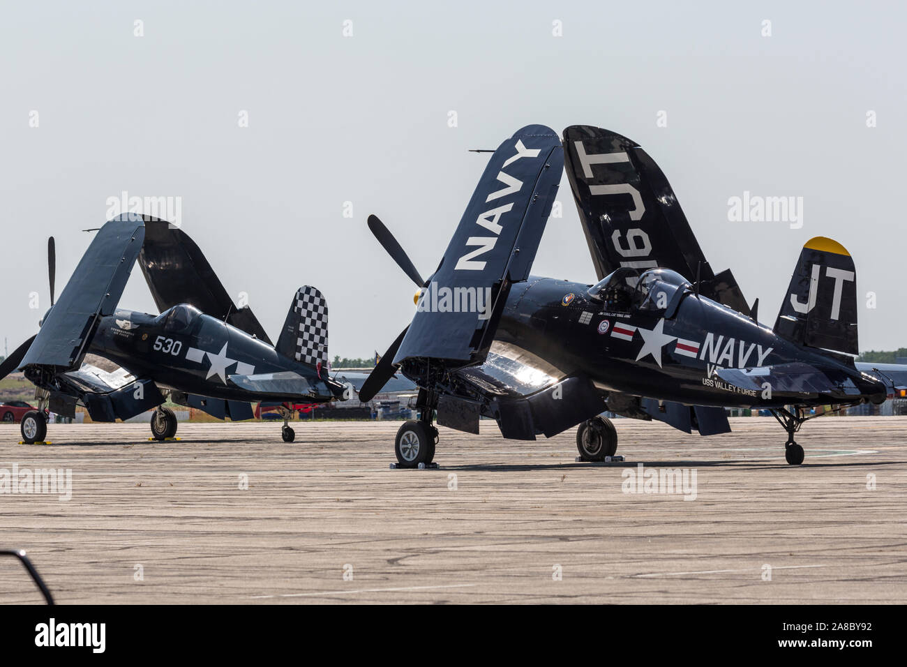 Una grande formazione di F4U Corsari esegue al 2019 Thunder su Airshow Michigan. Foto Stock