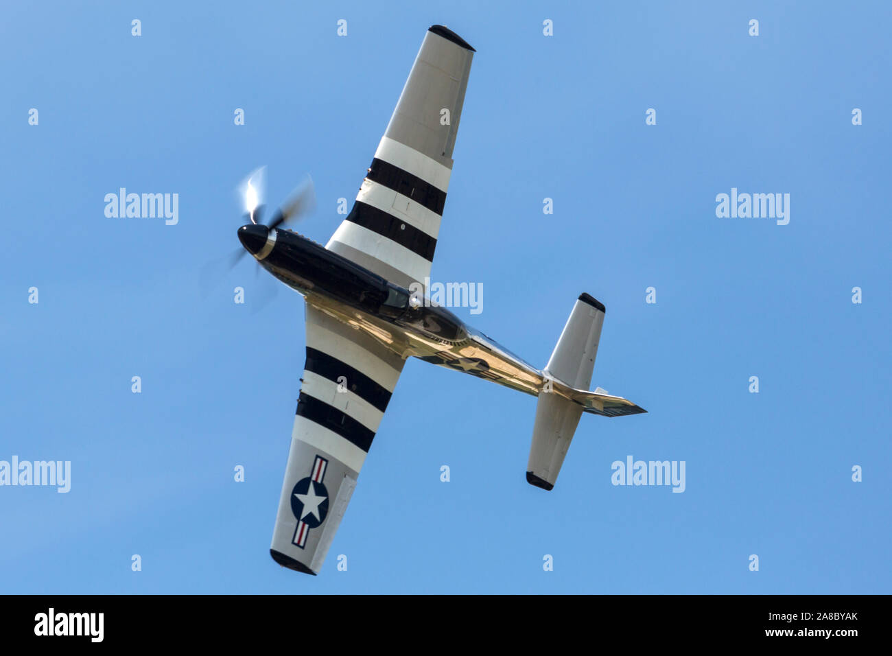 Una guerra mondiale II era P Mustang esegue un volo al 2019 Thunder su Airshow Michigan. Foto Stock