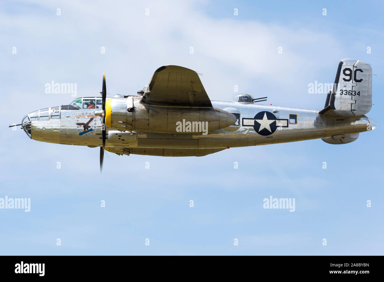 Una guerra mondiale II SER B-25 Mitchell esegue un volo al 2019 Thunder su Airshow Michigan. Foto Stock