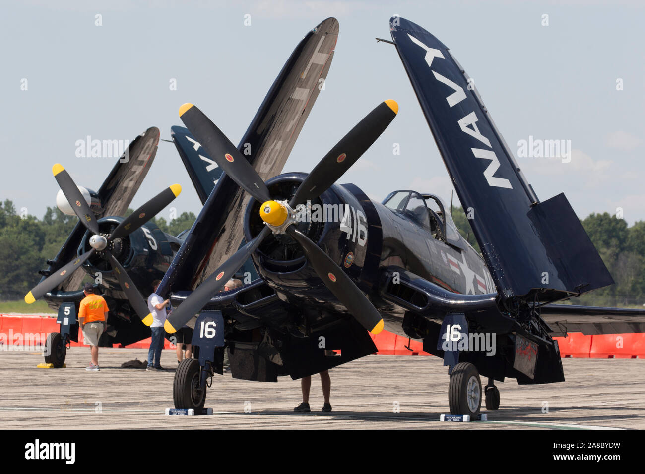 Una grande formazione di F4U Corsari esegue al 2019 Thunder su Airshow Michigan. Foto Stock