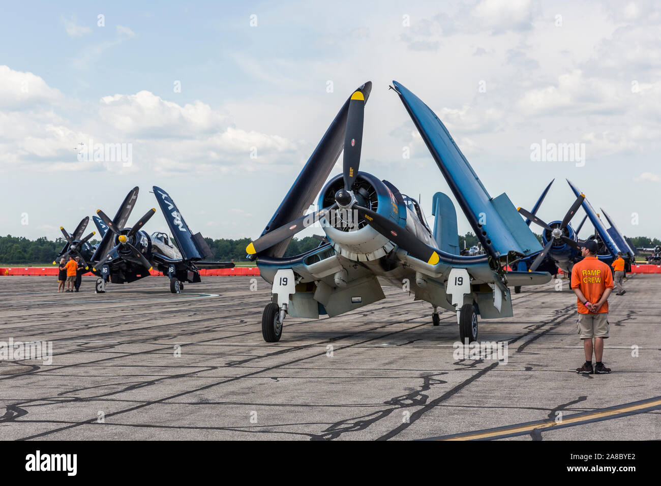 Una grande formazione di F4U Corsari esegue al 2019 Thunder su Airshow Michigan. Foto Stock
