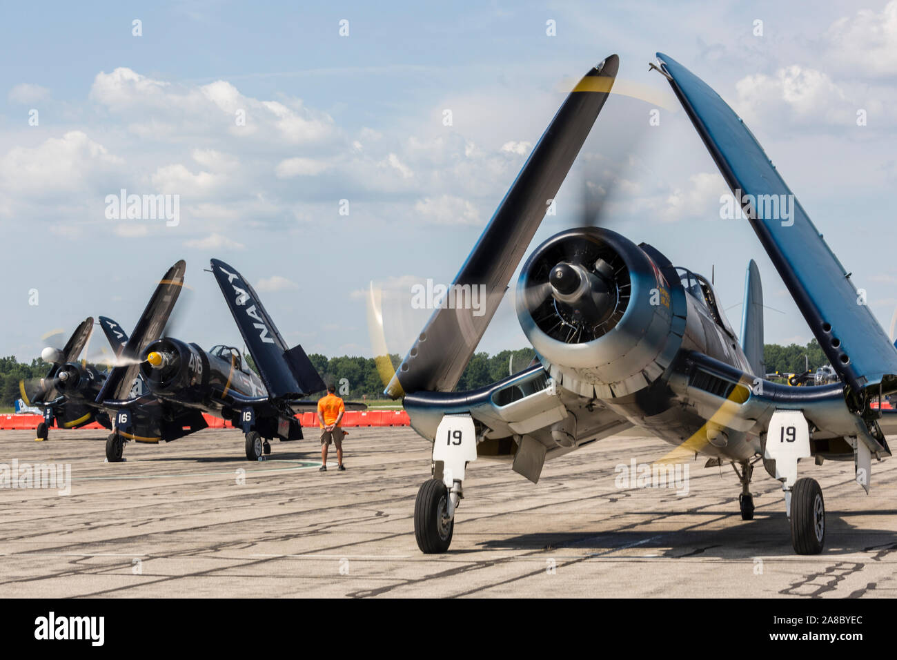 Una grande formazione di F4U Corsari esegue al 2019 Thunder su Airshow Michigan. Foto Stock