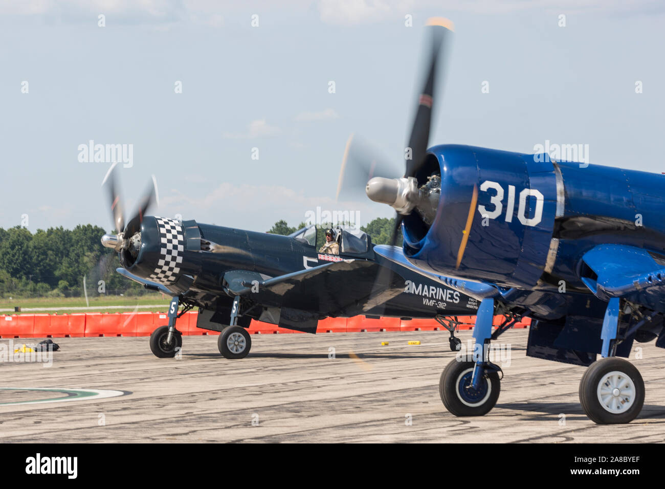 Una grande formazione di F4U Corsari esegue al 2019 Thunder su Airshow Michigan. Foto Stock