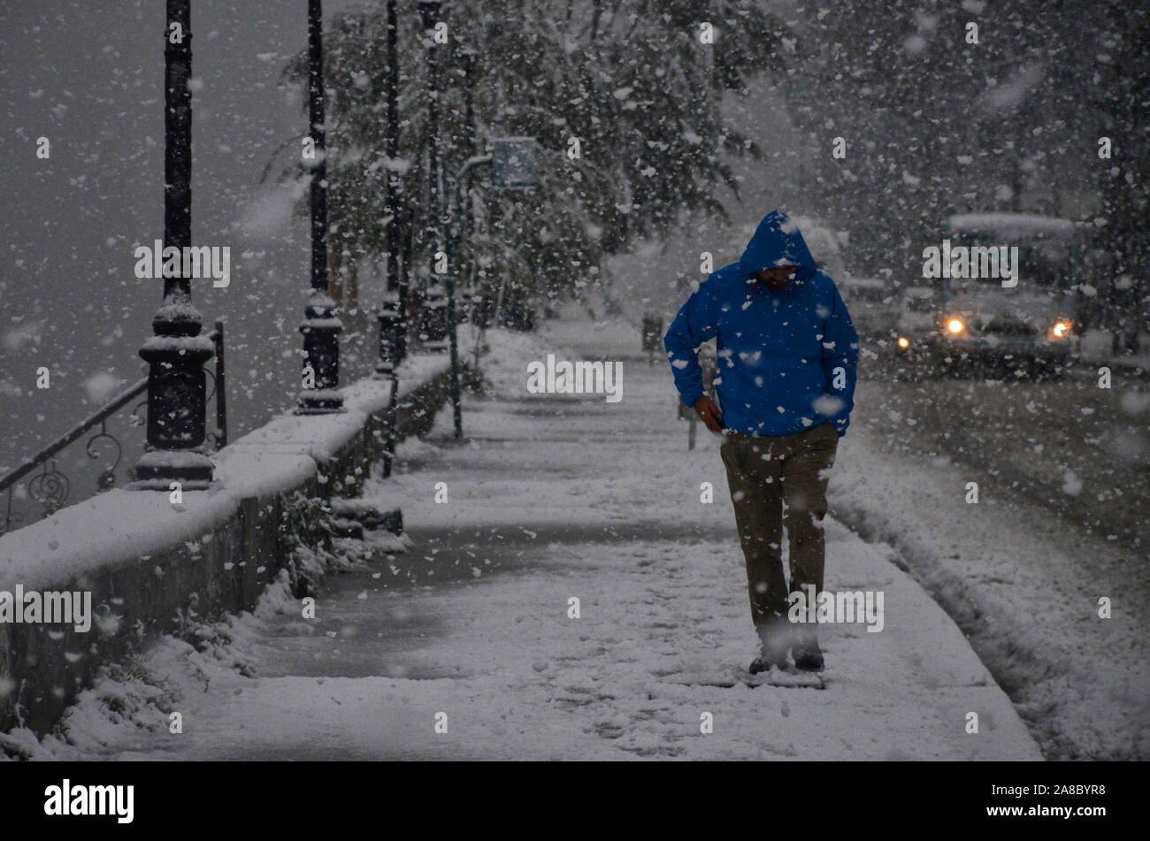 7 Novembre 2019: Srinagar Kashmir. 07 novembre 2019. La strada ed edifici a Srinagar sono coperti di neve mentre i residenti cercano di effettuare la loro vita quotidiana come la valle del Kashmir riceve la prima nevicata della stagione. La forte nevicata ha sconvolto la vita in Kashmir e danneggiato le linee di alimentazione. Inoltre ha paralizzato la regione, con molte strade essendo chiusa, compreso il Jammu-Srinagar Autostrada Nazionale collegando la valle verso il resto del paese. Tutti i voli da e per l'aeroporto Srinagar sono state annullate Credito: Muzamil Mattoo/IMAGESLIVE/ZUMA filo/Alamy Live News Foto Stock