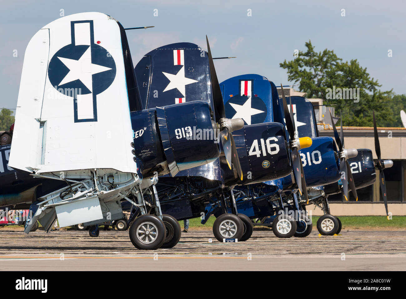 Un grande gruppo di F4U Corsari a prepararsi per una performance al 2019 Thunder su Airshow Michigan. Foto Stock