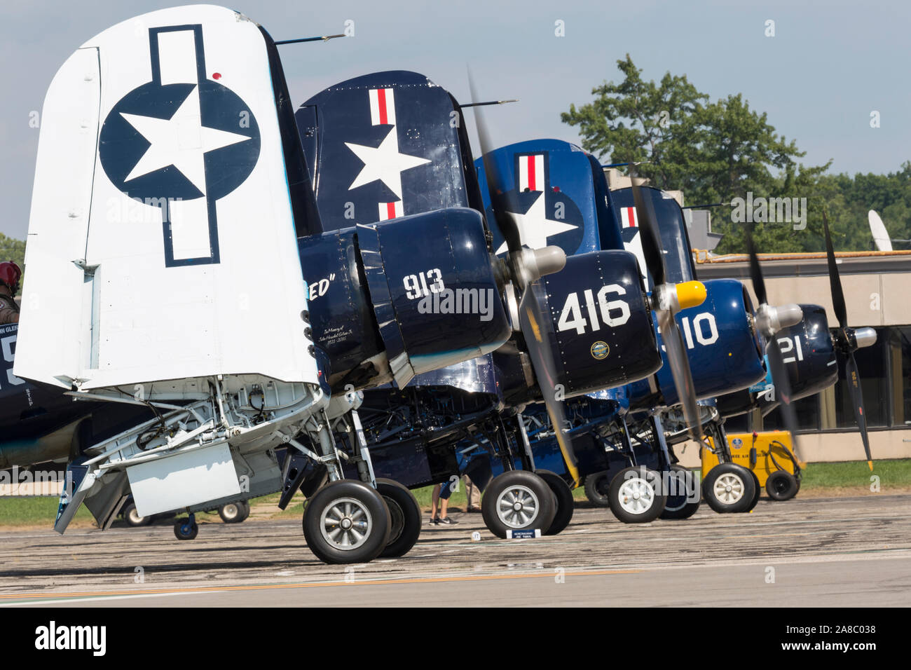 Un grande gruppo di F4U Corsari a prepararsi per una performance al 2019 Thunder su Airshow Michigan. Foto Stock