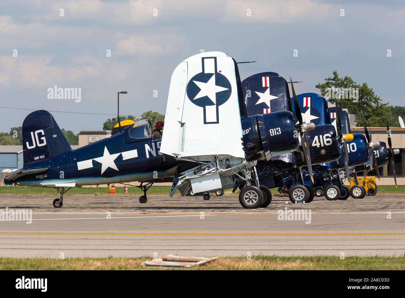 Un grande gruppo di F4U Corsari a prepararsi per una performance al 2019 Thunder su Airshow Michigan. Foto Stock
