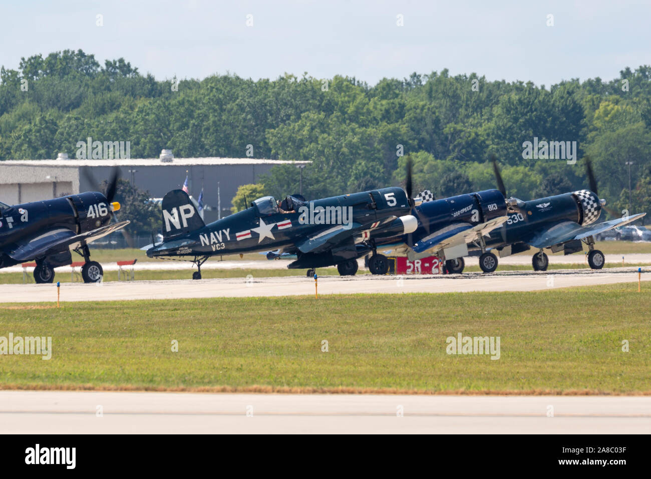 Un grande gruppo di F4U Corsari a prepararsi per una performance al 2019 Thunder su Airshow Michigan. Foto Stock