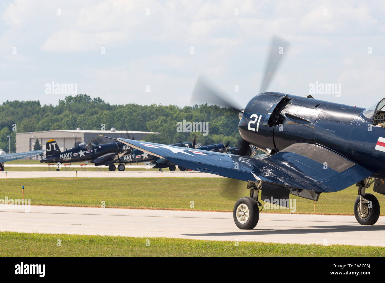 Un grande gruppo di F4U Corsari a prepararsi per una performance al 2019 Thunder su Airshow Michigan. Foto Stock