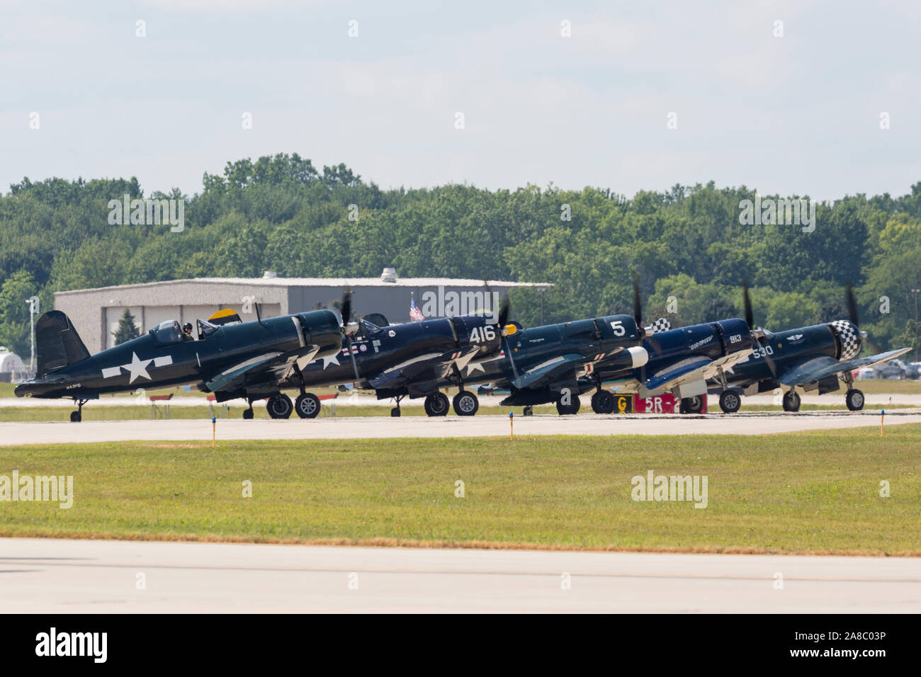 Un grande gruppo di F4U Corsari a prepararsi per una performance al 2019 Thunder su Airshow Michigan. Foto Stock