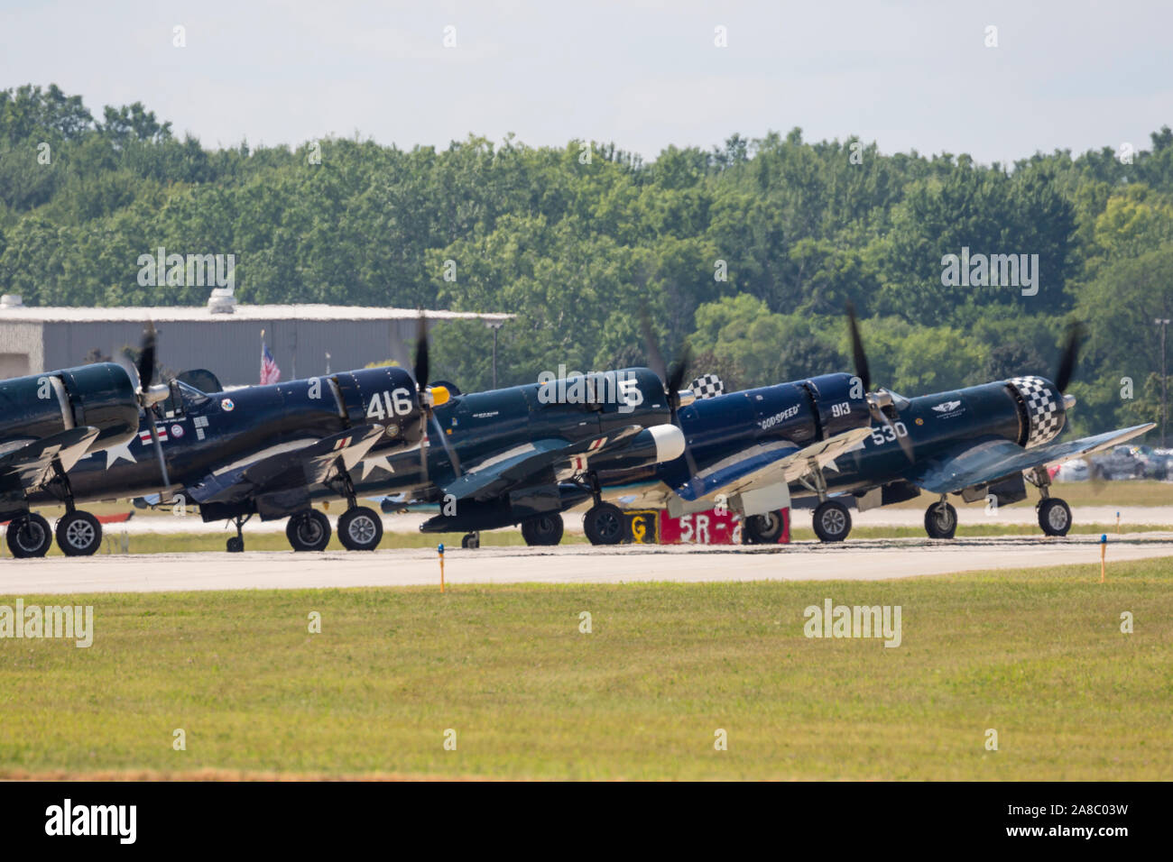 Un grande gruppo di F4U Corsari a prepararsi per una performance al 2019 Thunder su Airshow Michigan. Foto Stock