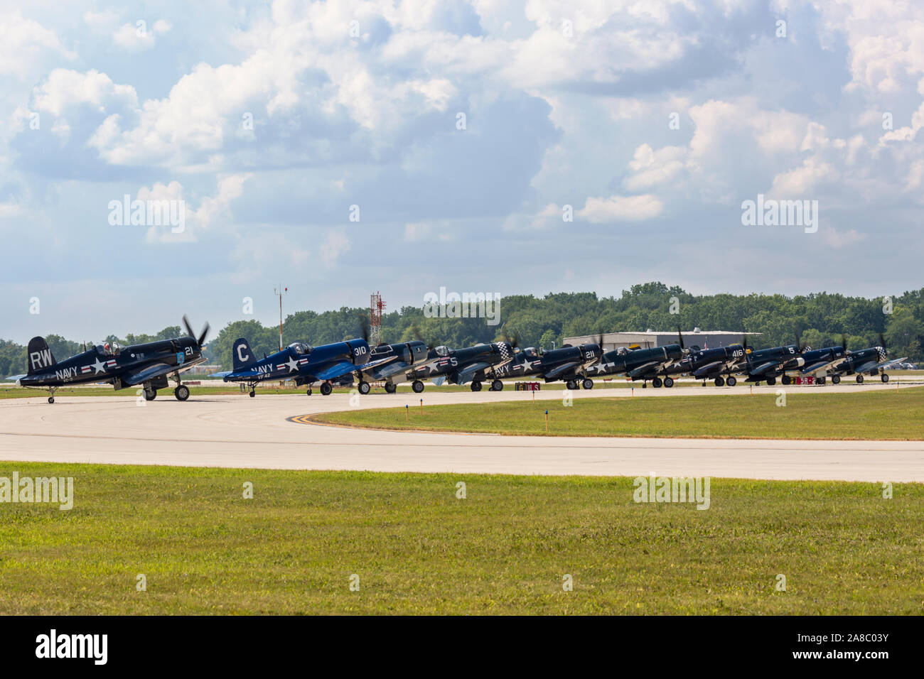 Un grande gruppo di F4U Corsari a prepararsi per una performance al 2019 Thunder su Airshow Michigan. Foto Stock