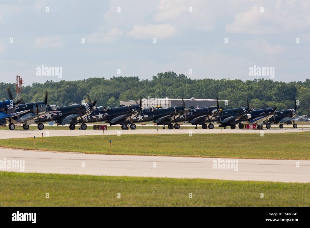 Un grande gruppo di F4U Corsari a prepararsi per una performance al 2019 Thunder su Airshow Michigan. Foto Stock