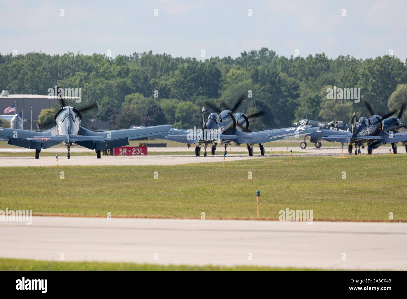 Un grande gruppo di F4U Corsari a prepararsi per una performance al 2019 Thunder su Airshow Michigan. Foto Stock