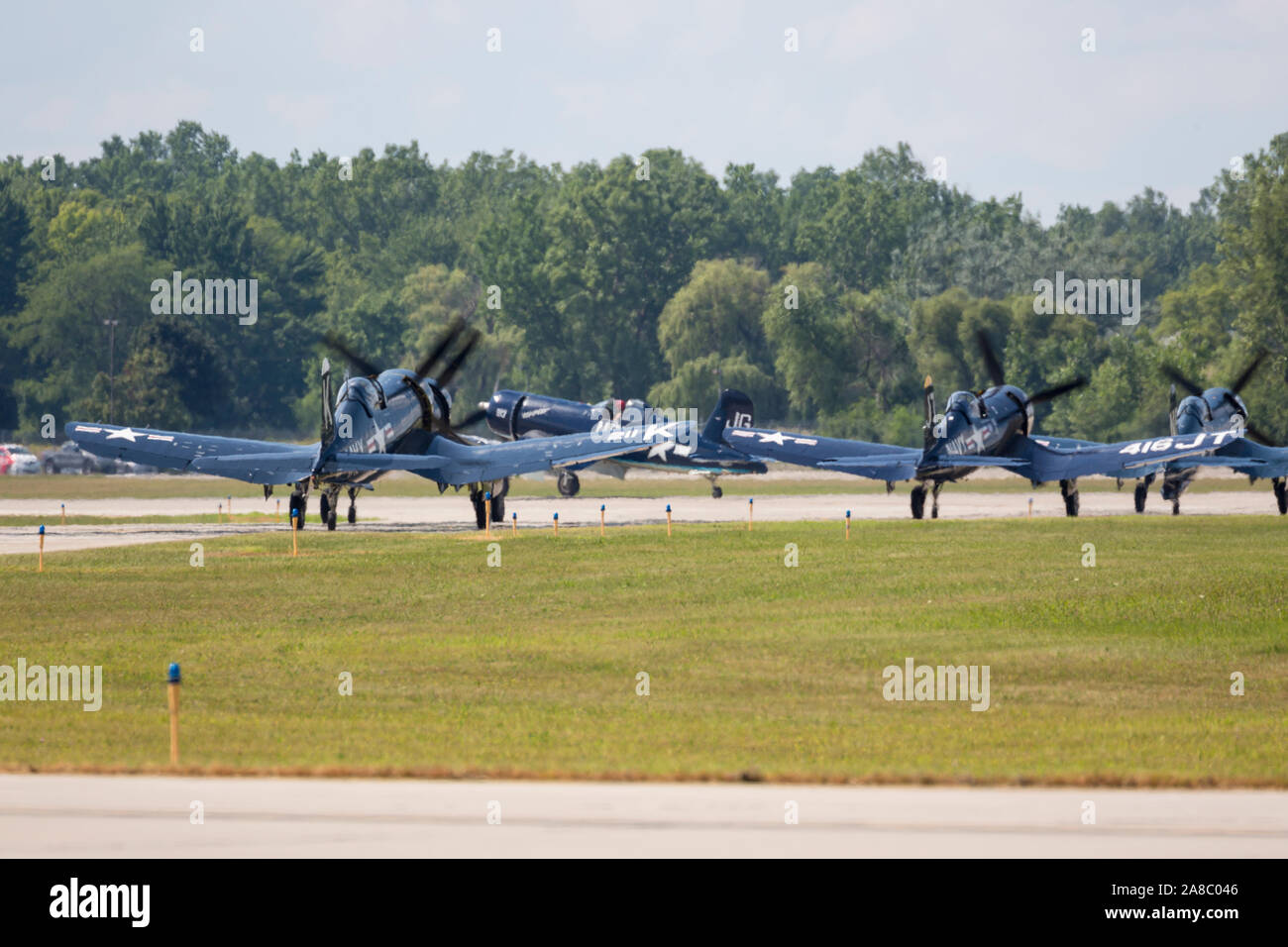 Un grande gruppo di F4U Corsari a prepararsi per una performance al 2019 Thunder su Airshow Michigan. Foto Stock
