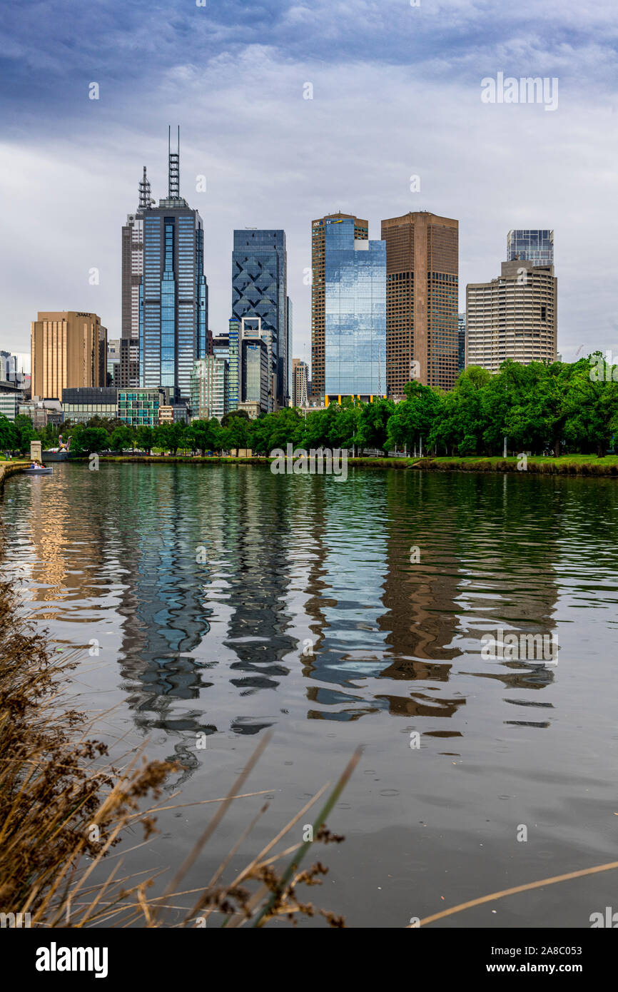 Un tipico nuvoloso e tempestoso giorno di Melbourne, con il fiume Yarra e sullo skyline della città si riflette nell'acqua. Foto Stock