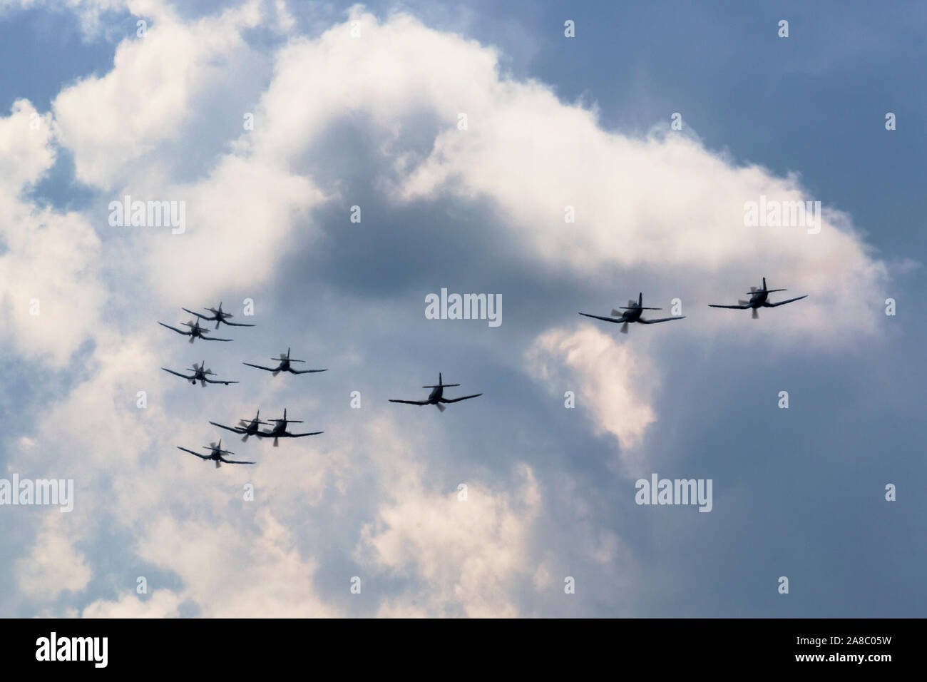 Una grande formazione di F4U Corsari esegue al 2019 Thunder su Airshow Michigan. Foto Stock