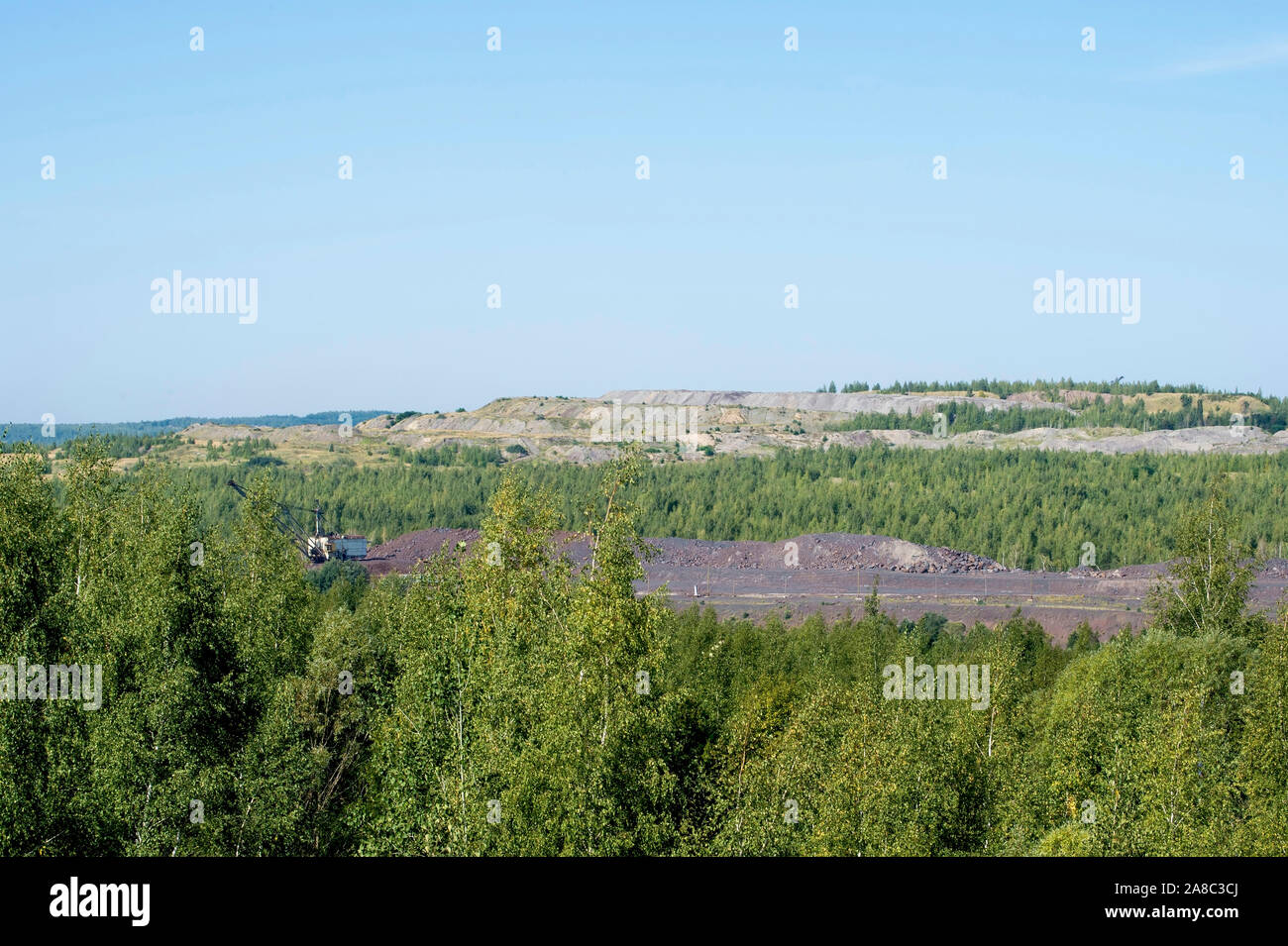 Il paesaggio dopo le attività minerarie. La distruzione delle foreste a causa di sovraccaricare la fossa di scarico. Foto Stock