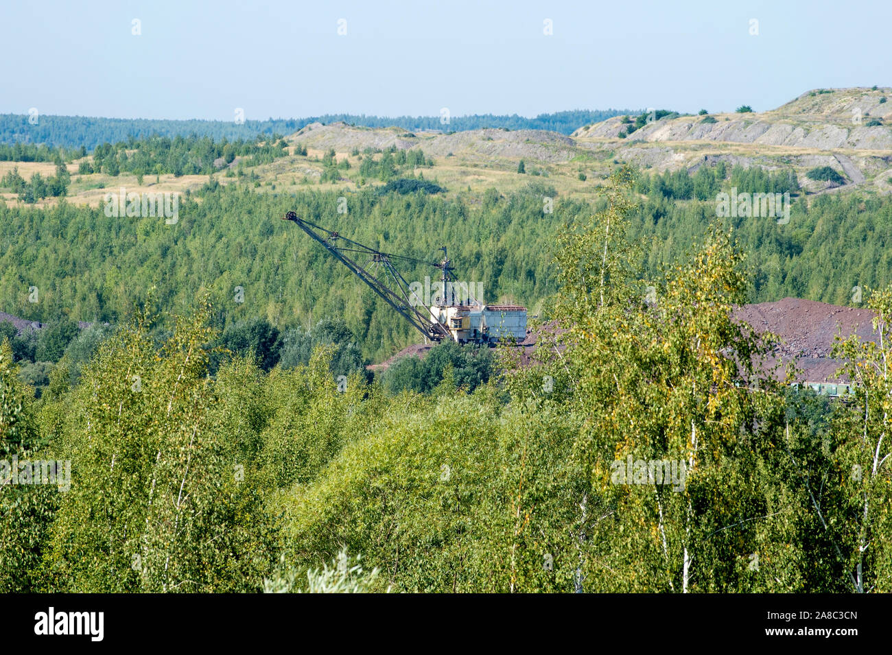 Il paesaggio dopo le attività minerarie. La distruzione delle foreste a causa di sovraccaricare la fossa di scarico. Foto Stock